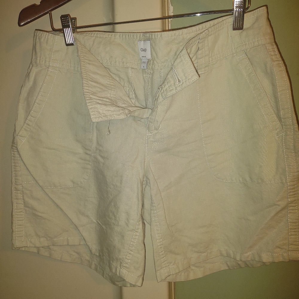Gap Cargo‎ Beige Shorts